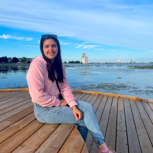 Meet your Posher, Caitlin - Picture 1 of 1